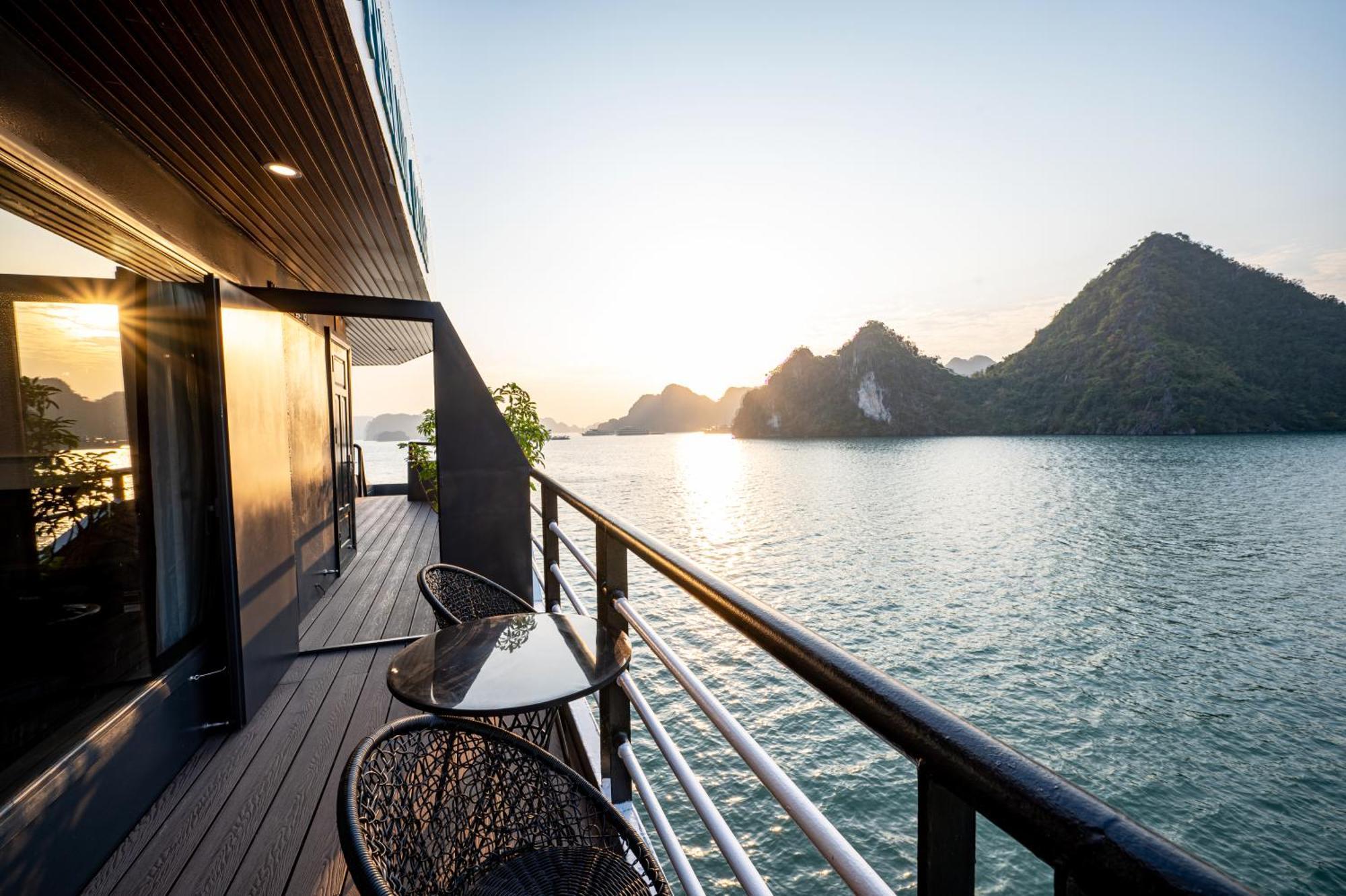 Ботель Dragon Premium Cruise Halong 5*