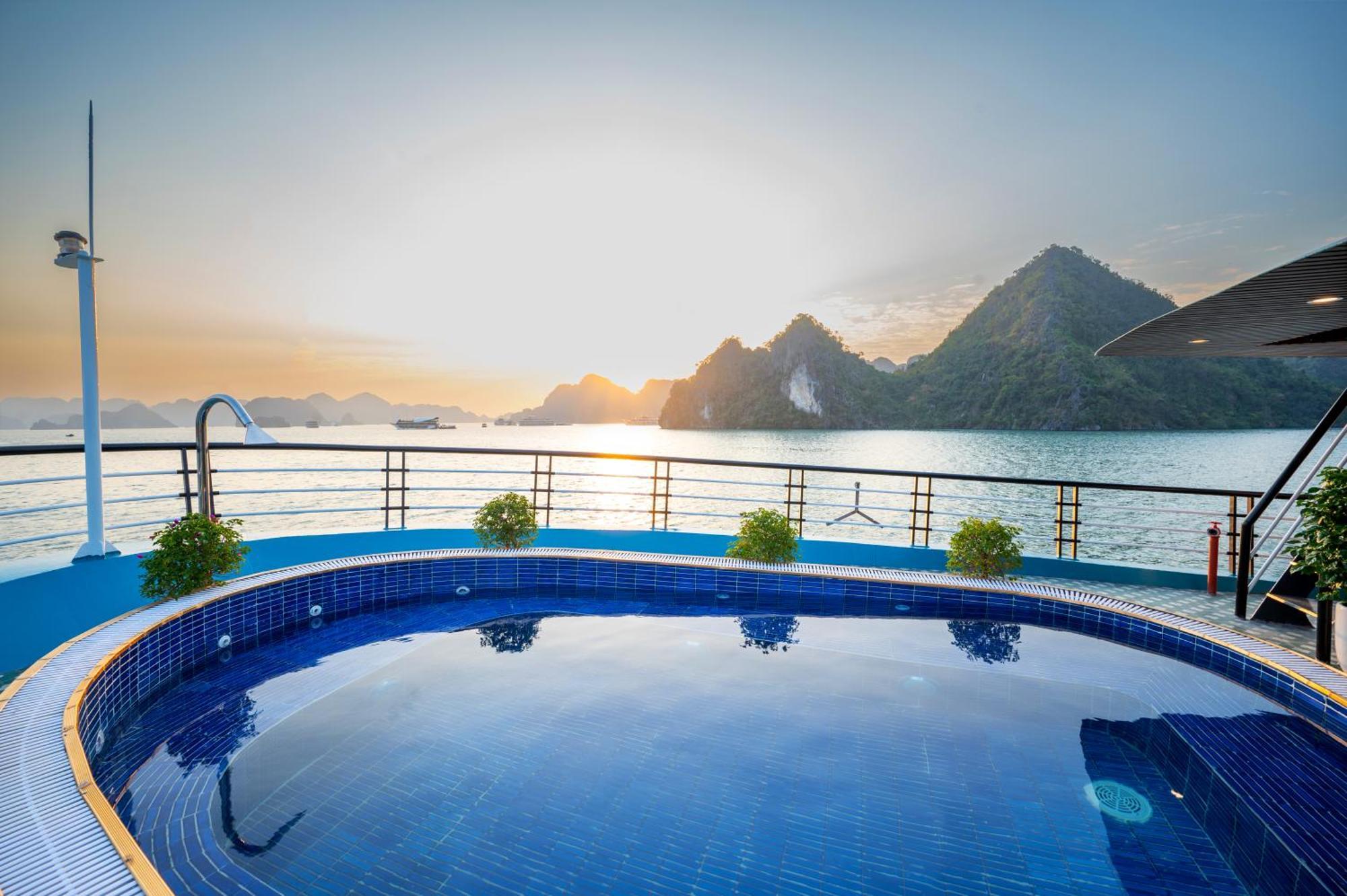 Dragon Premium Cruise Halong Ботель Халонг